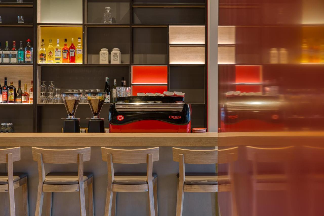 Intercityhotel Berlin Airport Ber Terminal 1 & 2 Шёнефельд Экстерьер фото The bar of the hotel